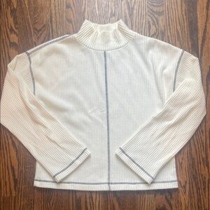 Evereve White Ribbed Sweatshirt with Gray Accents